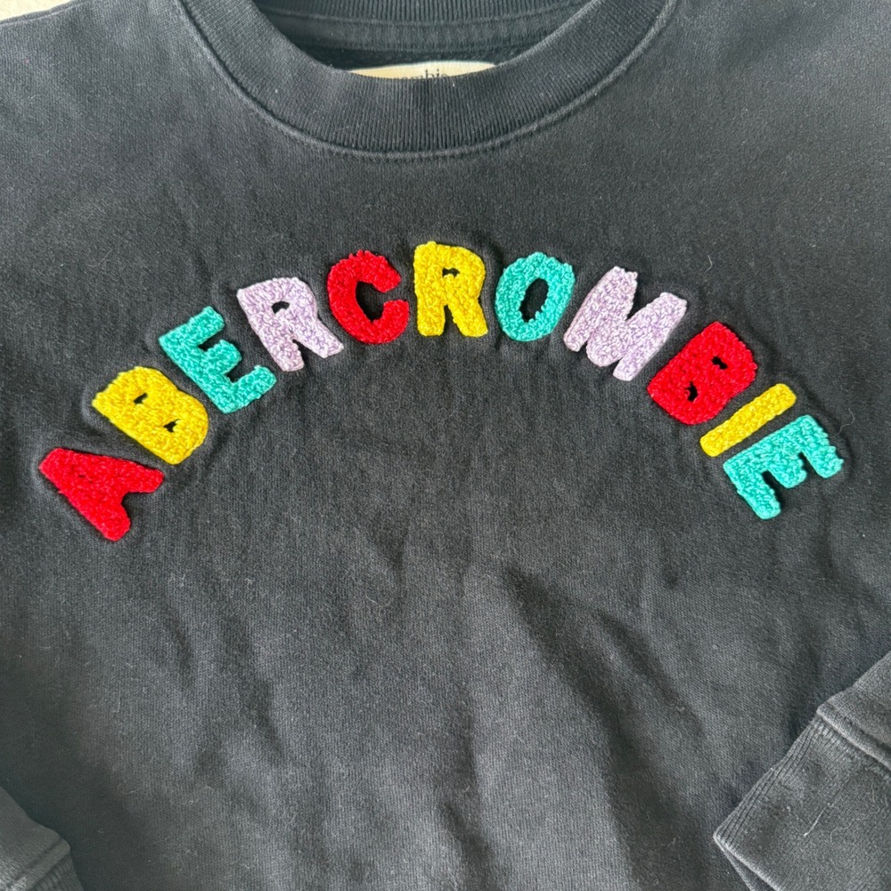 Abercrombie Kids Pullover Sweatshirt Chenille Logo Size 7/8 Raw Edge Hem Black